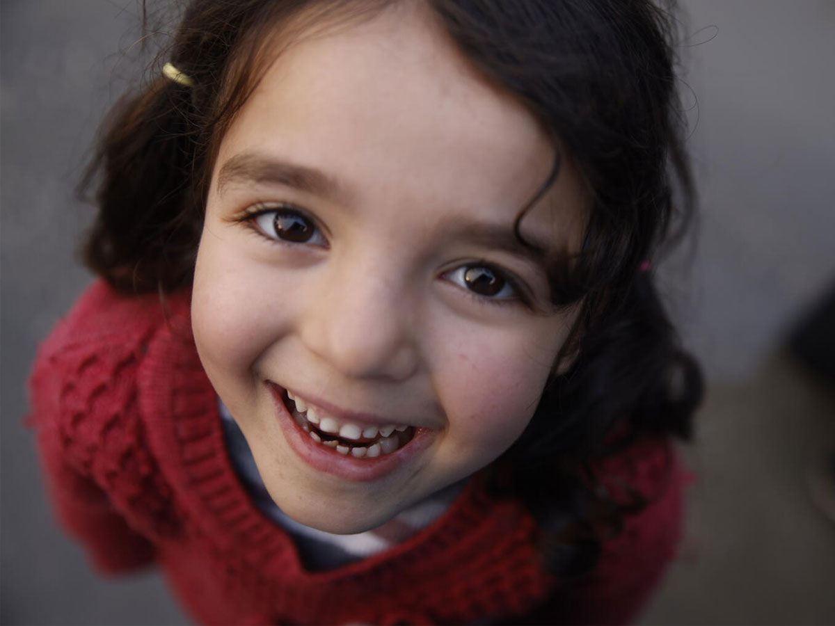 Mädchen lächelt in die Kamera