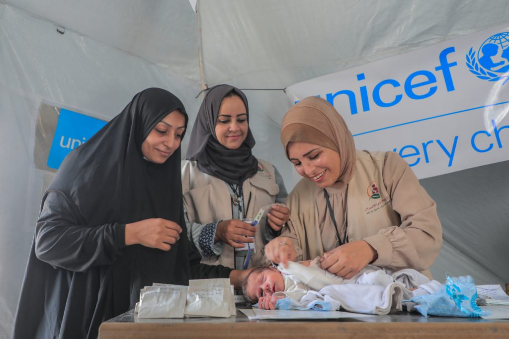 Gesundheitshelferinnen versorgen ein mangelernährtes Baby in Gaza.