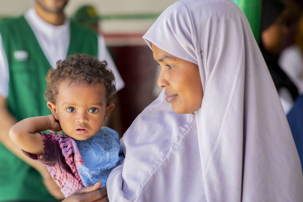 UNICEF-mutter-mit-mangelernaehrtem-kind-somalia-UNI791262
