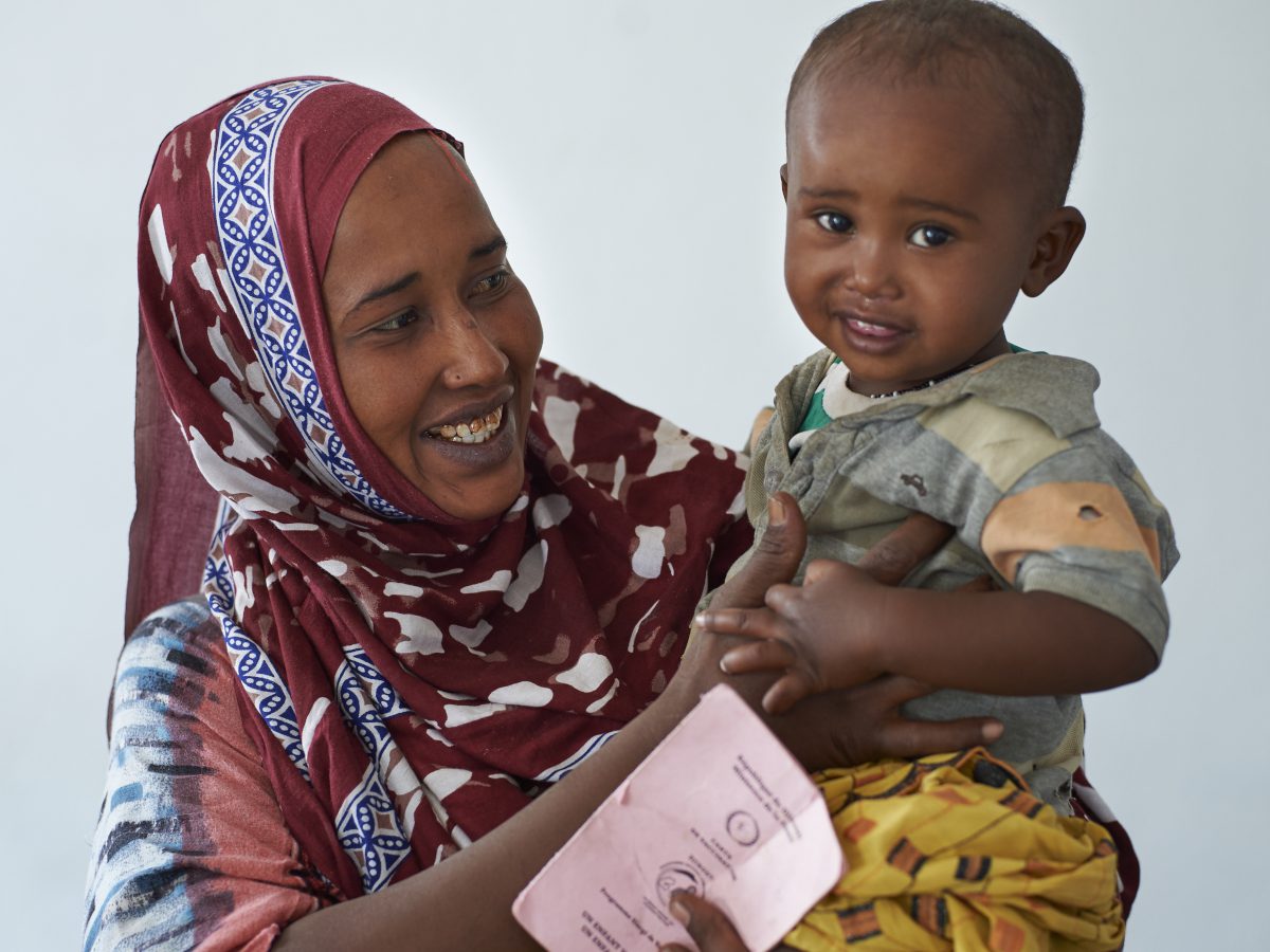 Mutter hält ihr Kind im Gesundheitszentrum in Dschibuti.