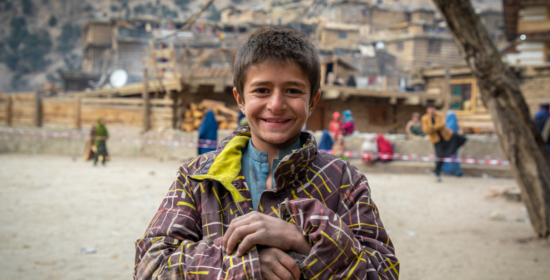 Junge in warmer Winterjacke in Afghanistan.