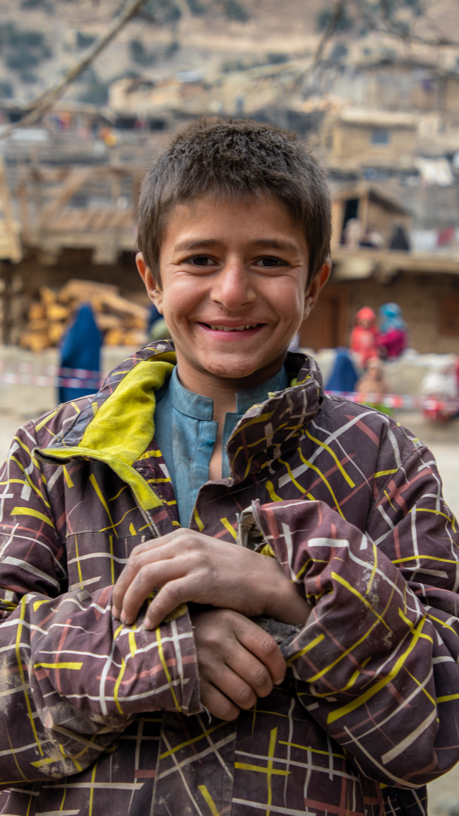Junge in warmer Winterjacke in Afghanistan.
