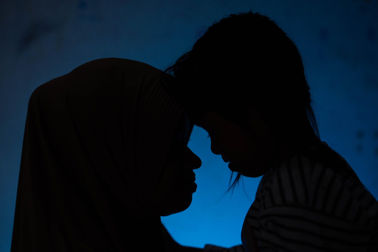 Die Silhouette von Mutter und Kind.