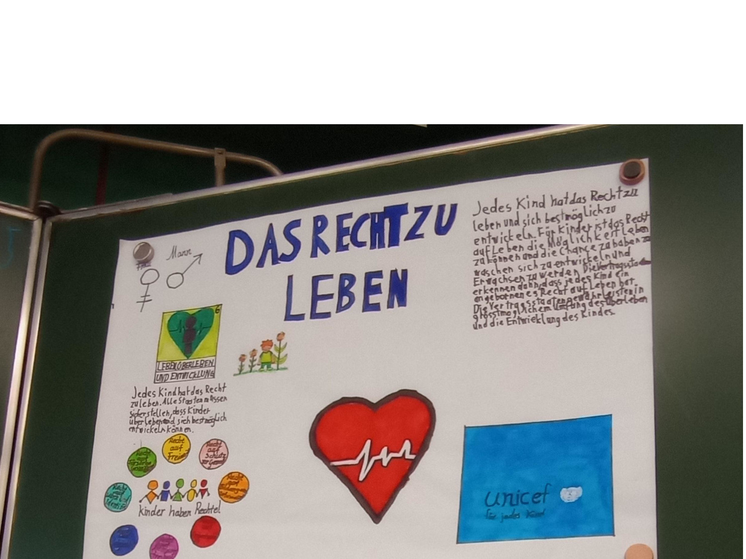Kinder der De La Salle Schule gestalteten Poster zu Kinderrechten.