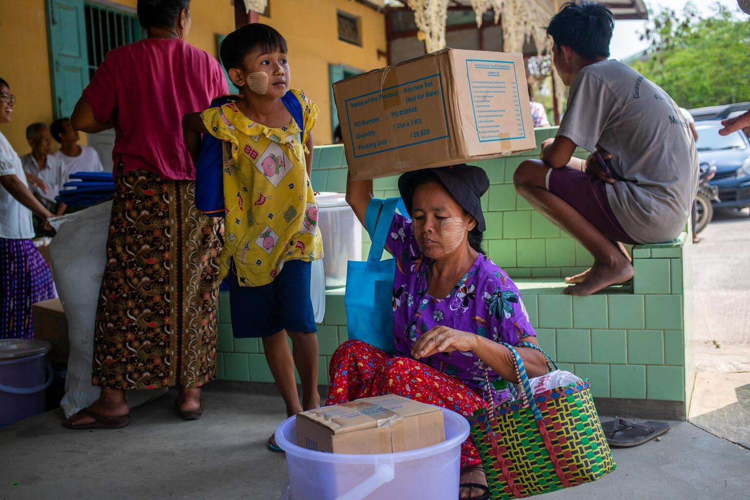 Eine Familie bekommt Hygiene-Hilfsgüter in Myanmar.
