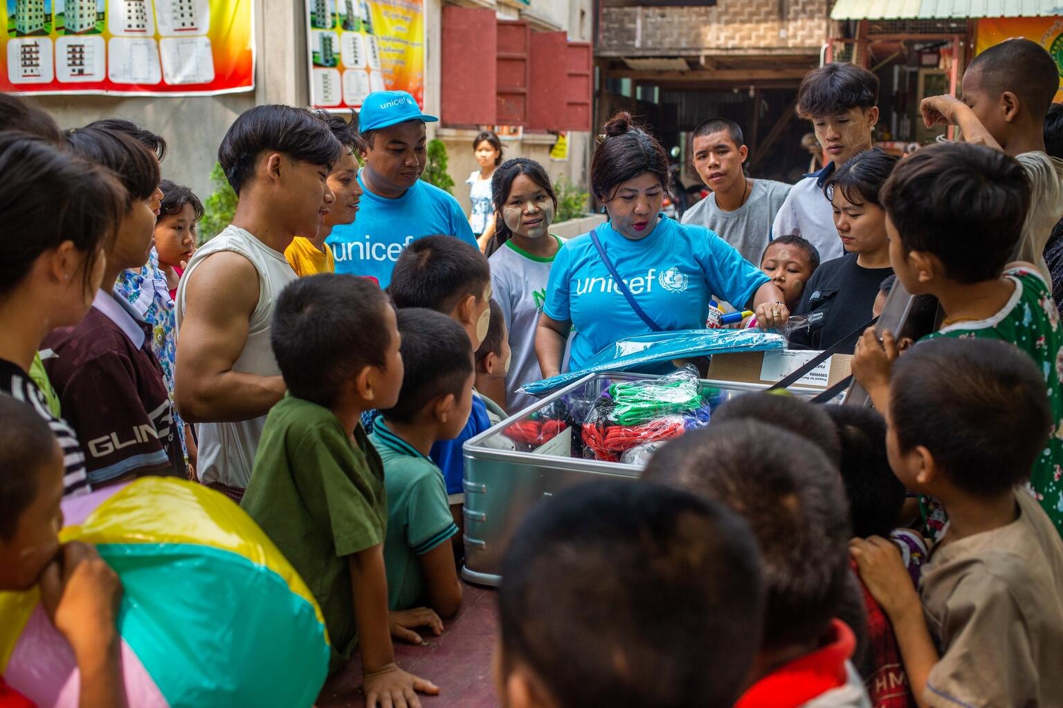 Nach dem Erdbeben werden Hilfsgüter verteilt.