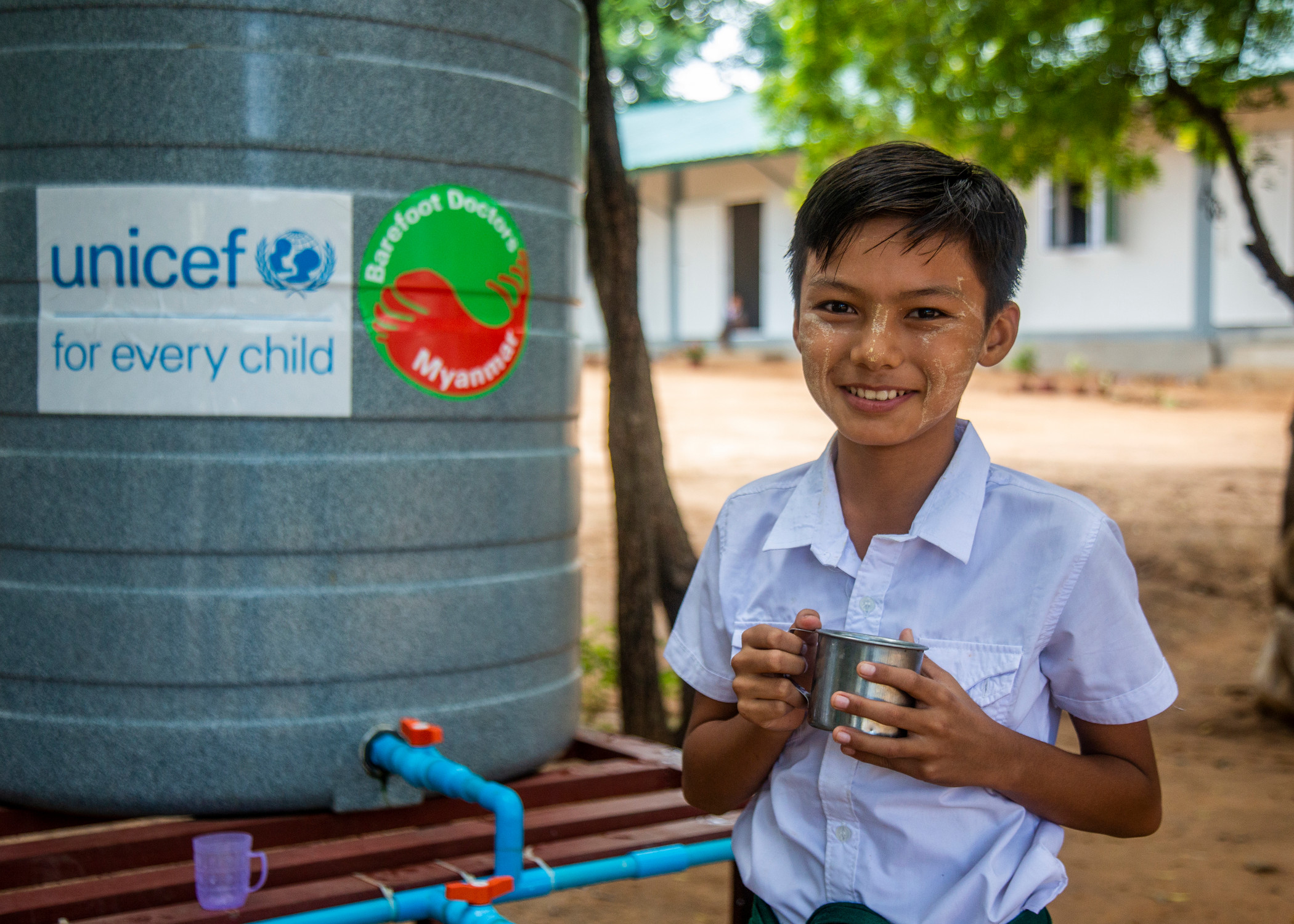 Ein Bub in Myanmar hat nach dem Erdbeben wieder frisches Wasser