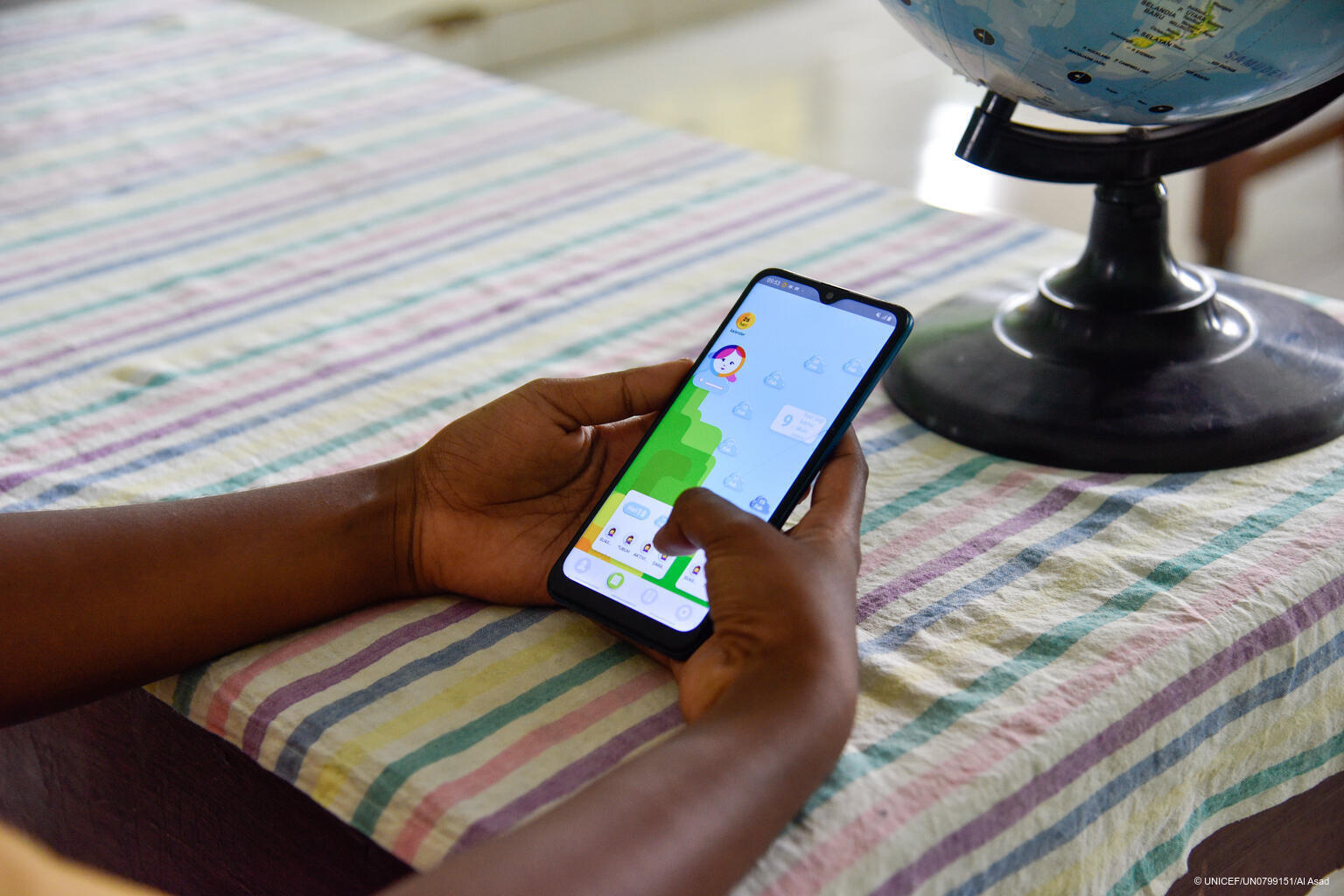 Ein Smartphone mit der Oky App.