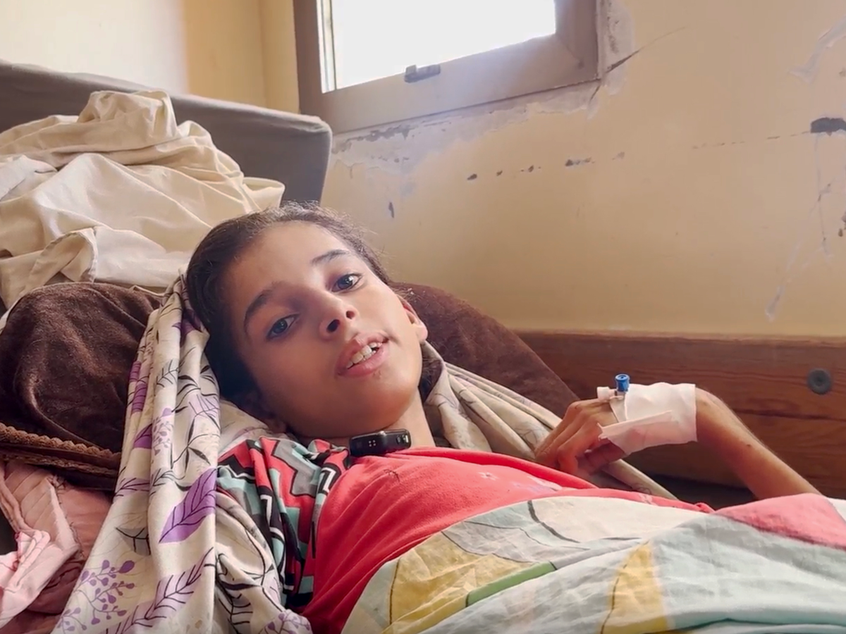 Mädchen in Gaza liegt in einem Krankenhausbett.