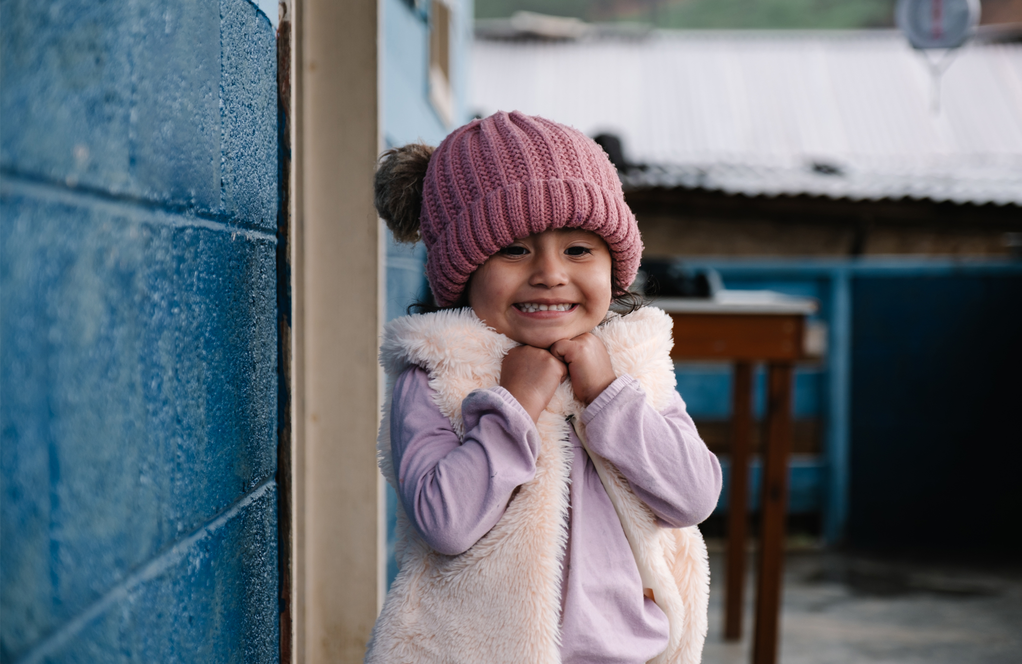 Mädchen in warmer Winterkleidung lächelt.