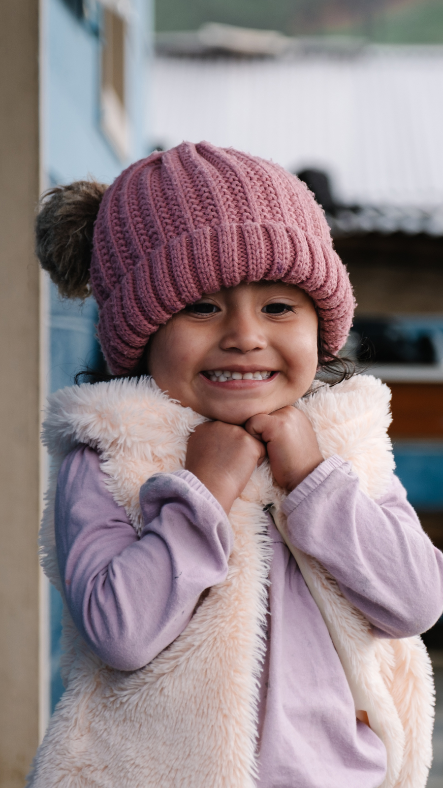 Mädchen in warmer Winterkleidung lächelt.