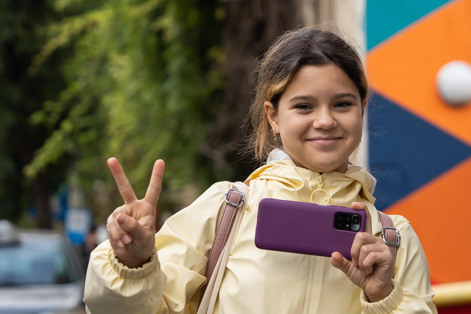 Ein Ukrainisches Mädchen mit ihrem Smartphone, sie macht ein Peace-Zeichen.