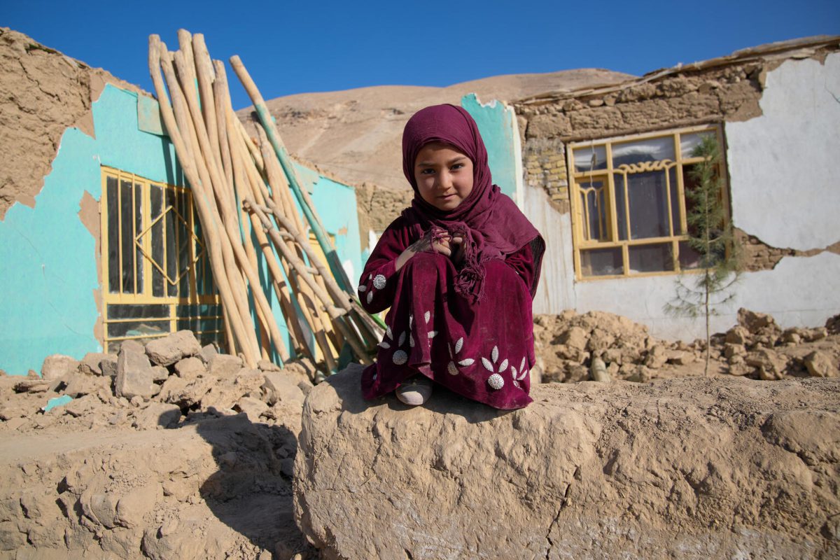 Mädchen sitzt inmitten von Ruinen nach dem Erdbeben in Afghanistan im September 2025