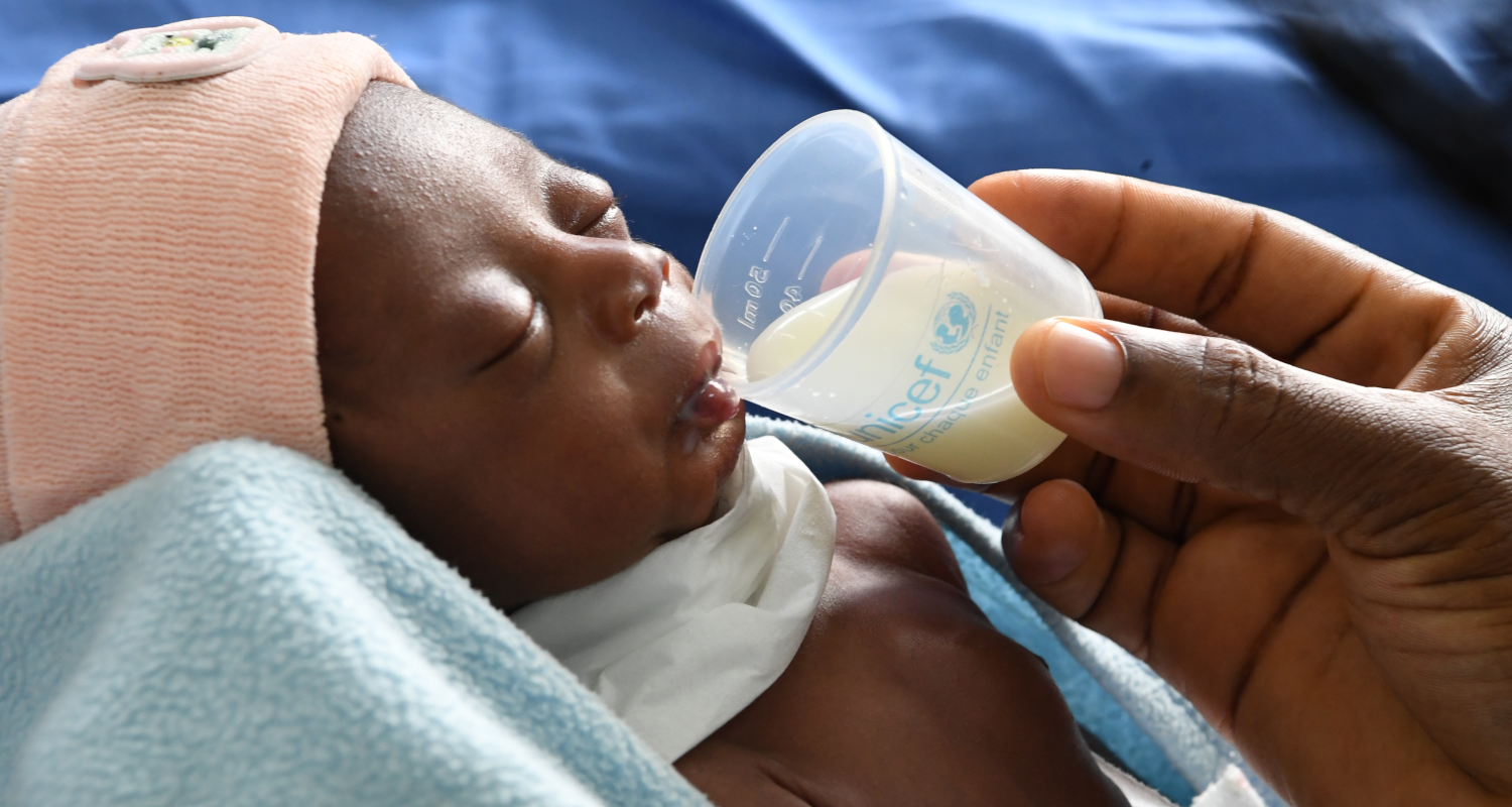 Frühchen in der Elfenbeinküste wird mit Spezialmilch behandelt.
