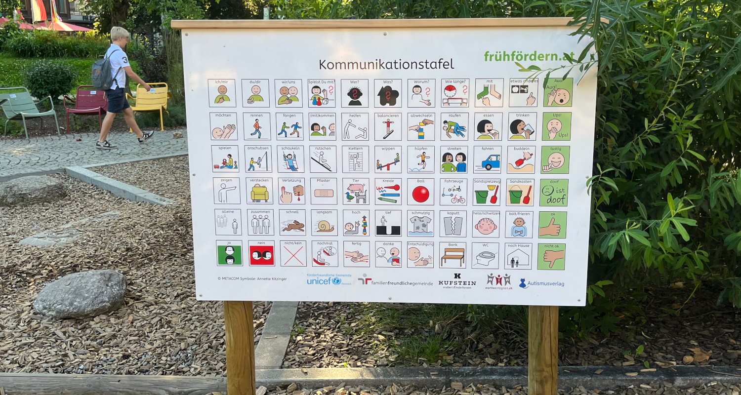 Ein Parkschild für Frühförderung in der Kinderfreundlichen Gemeinde Kufstein.