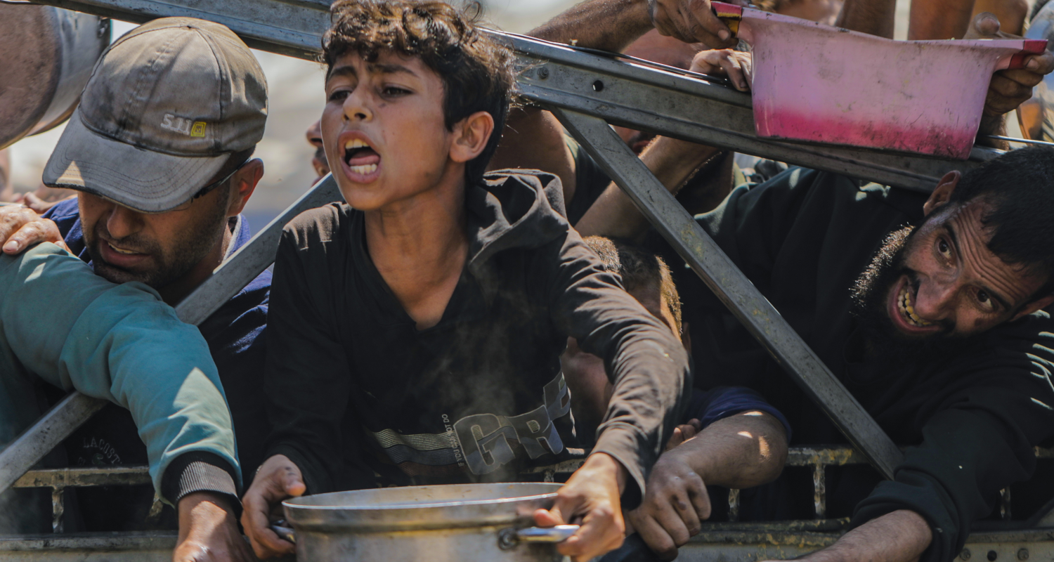 Junge schreit bei einer Essensausgabe in Gaza.