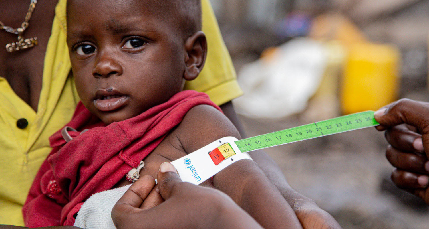 Messung des Armumfangs bei mangelernährtem Jungen in der demokratischen Republik Kongo.