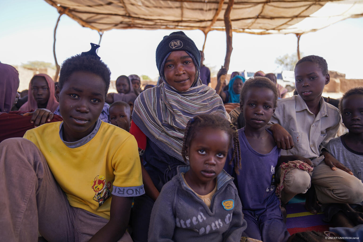 Sudan: Kinder und ihre Mutter warten auf Hilfsgüter in Darfur.