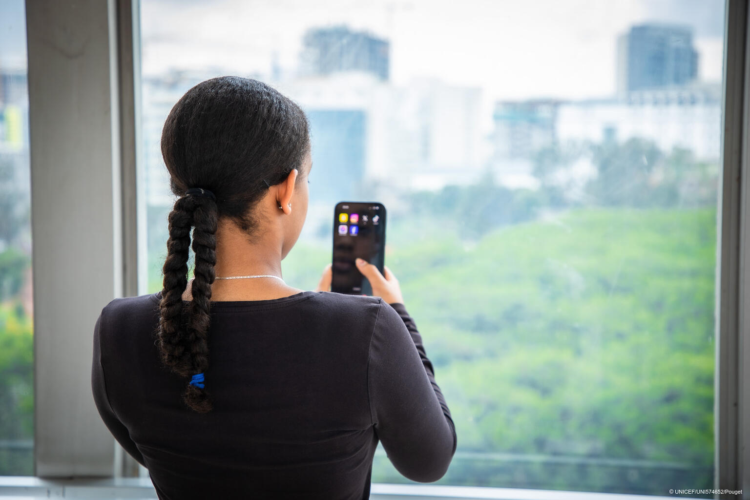 Ein Mädchen aus Äthiopien mit dem Handy.