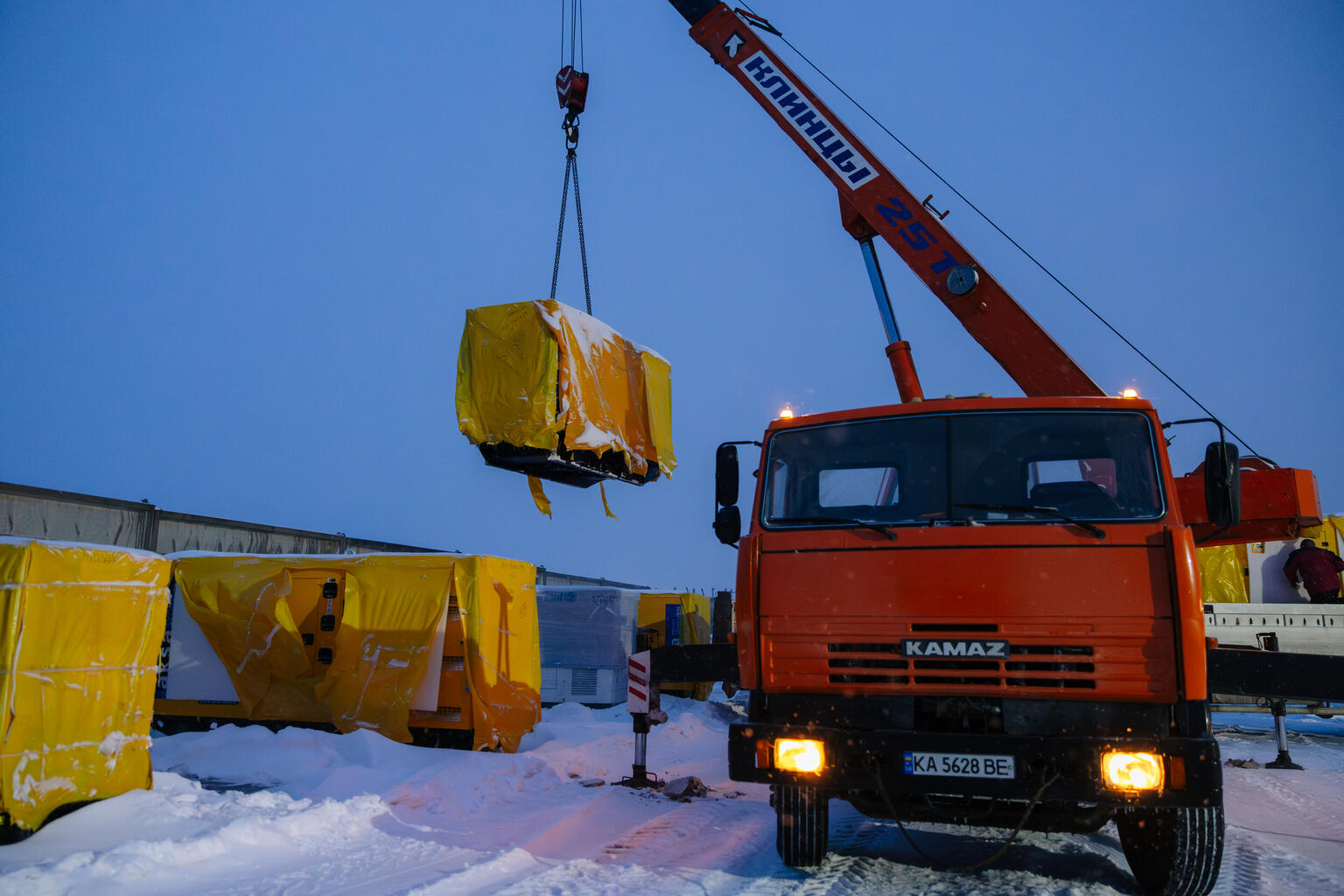 Generatoren werden in der Ukraine von einem LKW abgeladen.
