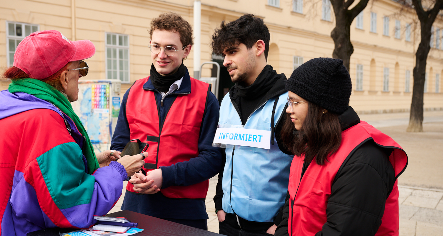 Jugendbeirat informiert bei einer Strassenaktion über digitalen Kinderschutz.