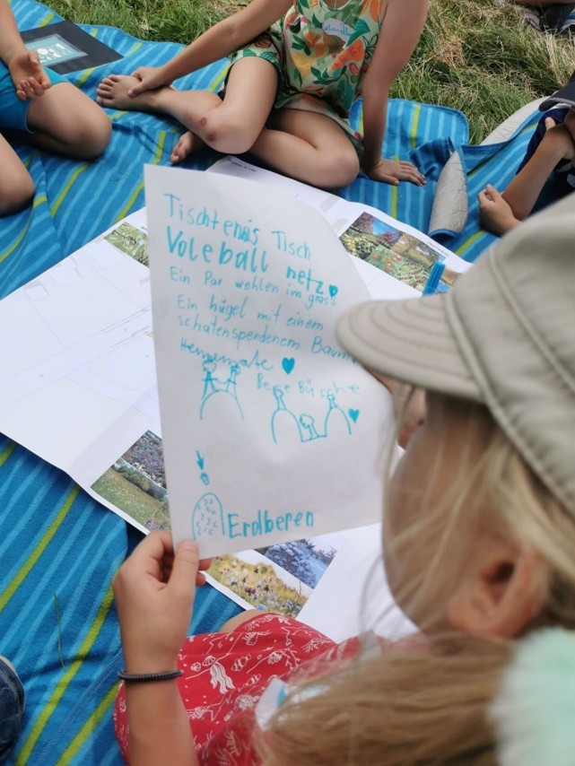 Ein Mädchen beteiligt sich mit einer Zeichnung.