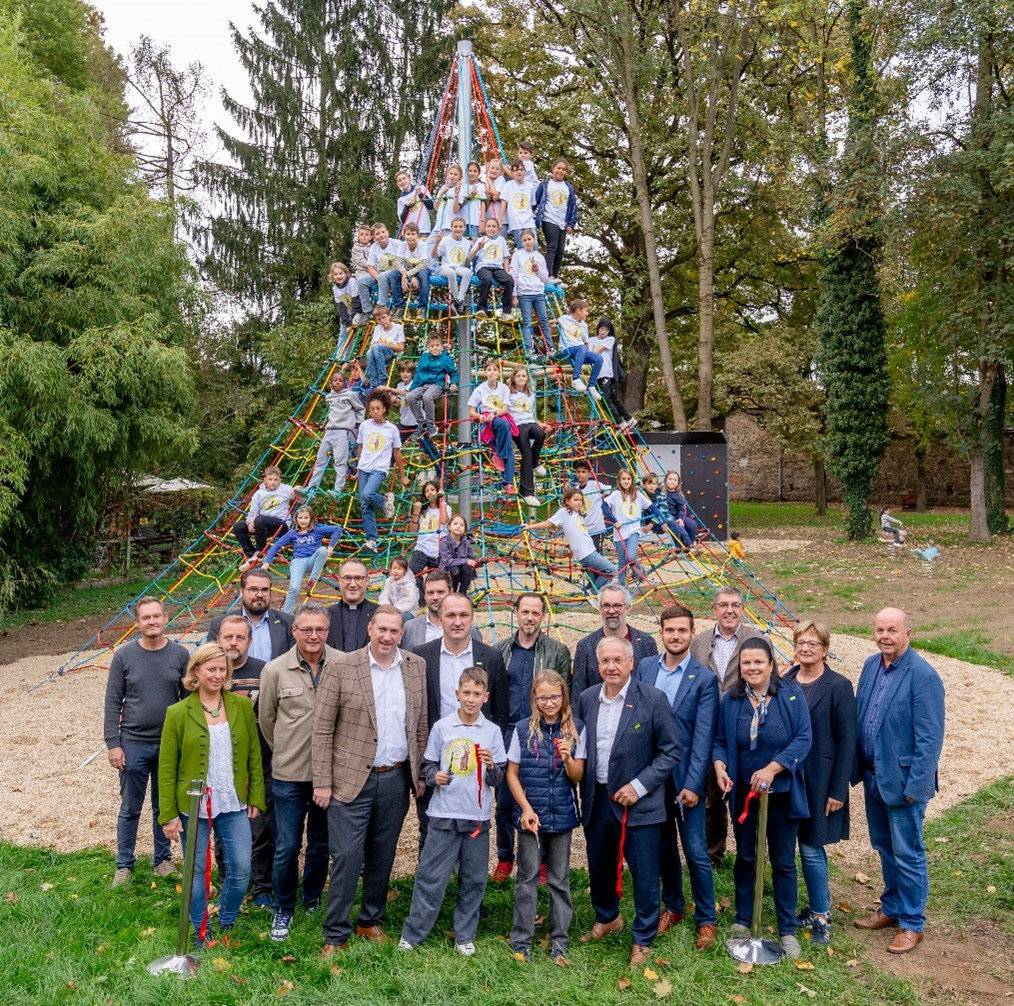 Gruppenbild bei der Eröffnung kindergerechter Stadtspaziergang Feldbach.