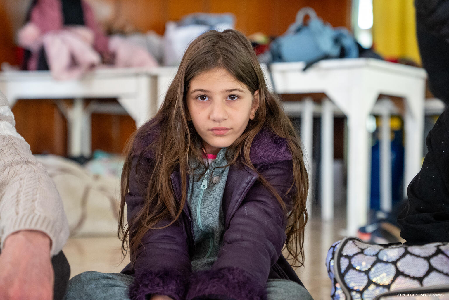 Ein Mädchen im Libanon lebt in einer Schule als Notunterkunft.