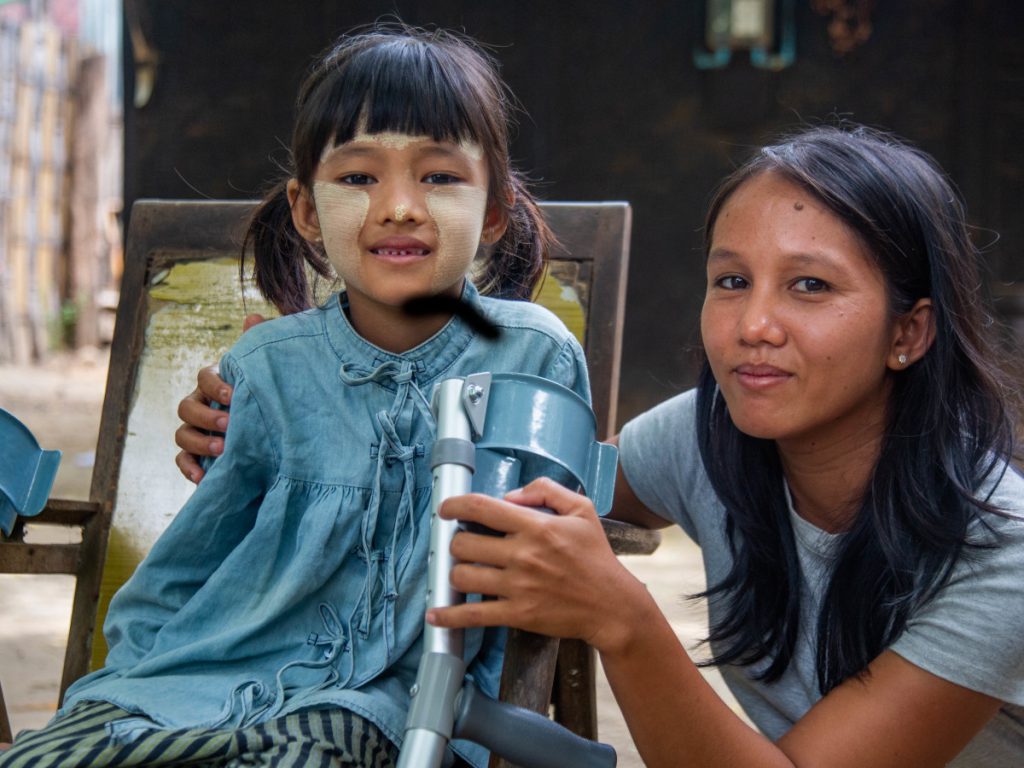 Mädchen mit Krücken nach dem Erdbeben in Myanmar.