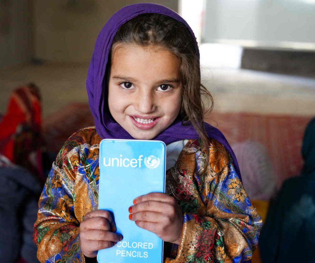 Mädchen in Afghanistan hält eine Schachtel Stifte.