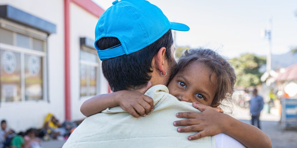 UNICEF Mitarbeiter in Guatemala hält ein Kind.