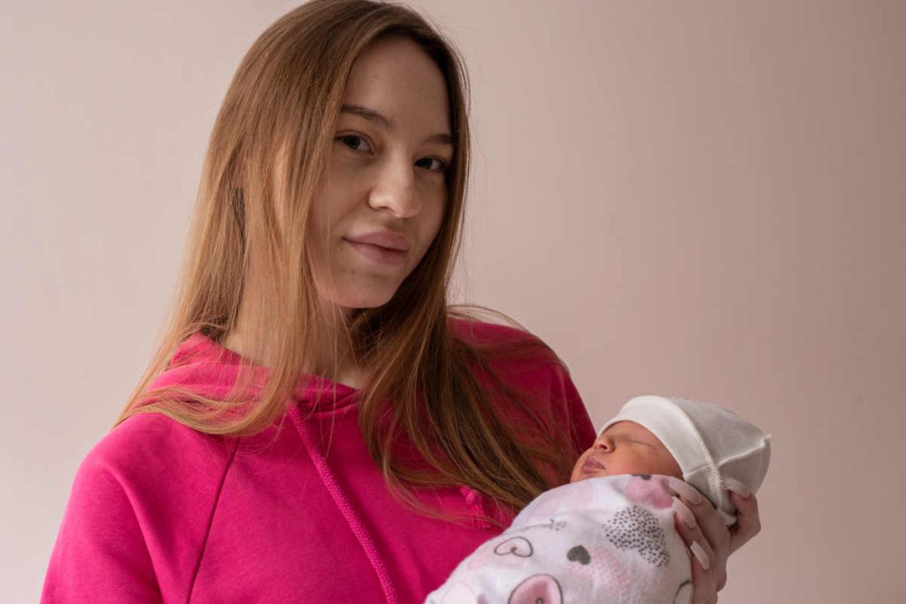 Mutter mit Neugeborenem in einem zerstörten Krankenhaus in der Ukraine.