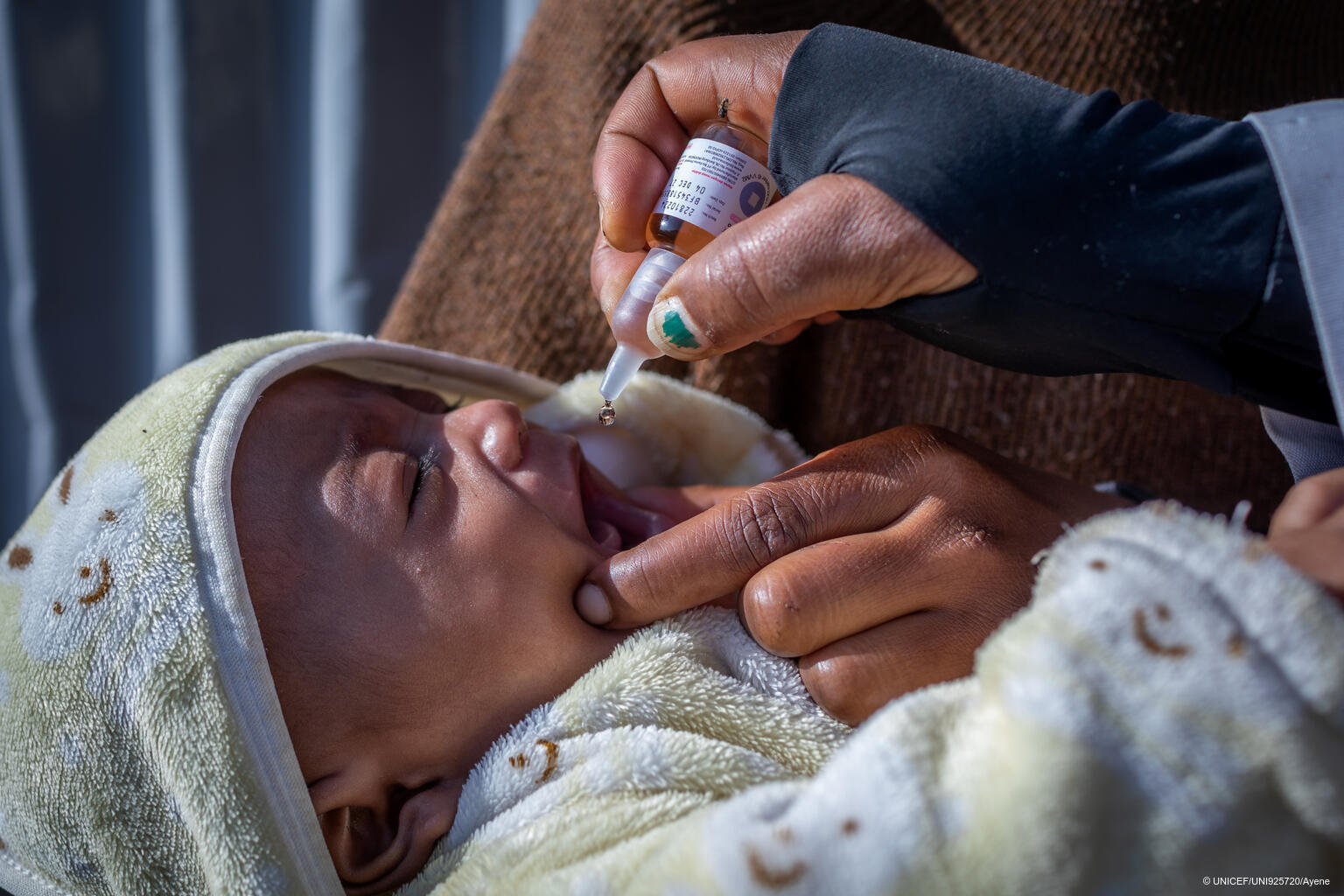 Ein Baby in Äthiopien bekommt eine Schluckimpfung.