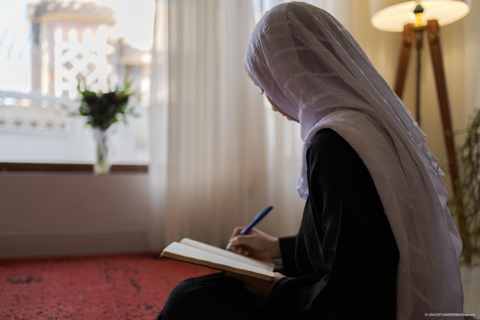 Ein Mädchen in Afghanistan lernt zu Hause.