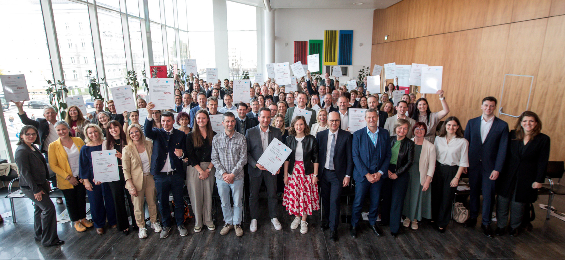 Ein Gruppenbild bei der Zertifikatsverleihung für Kinderfreundliche Gemeinden.