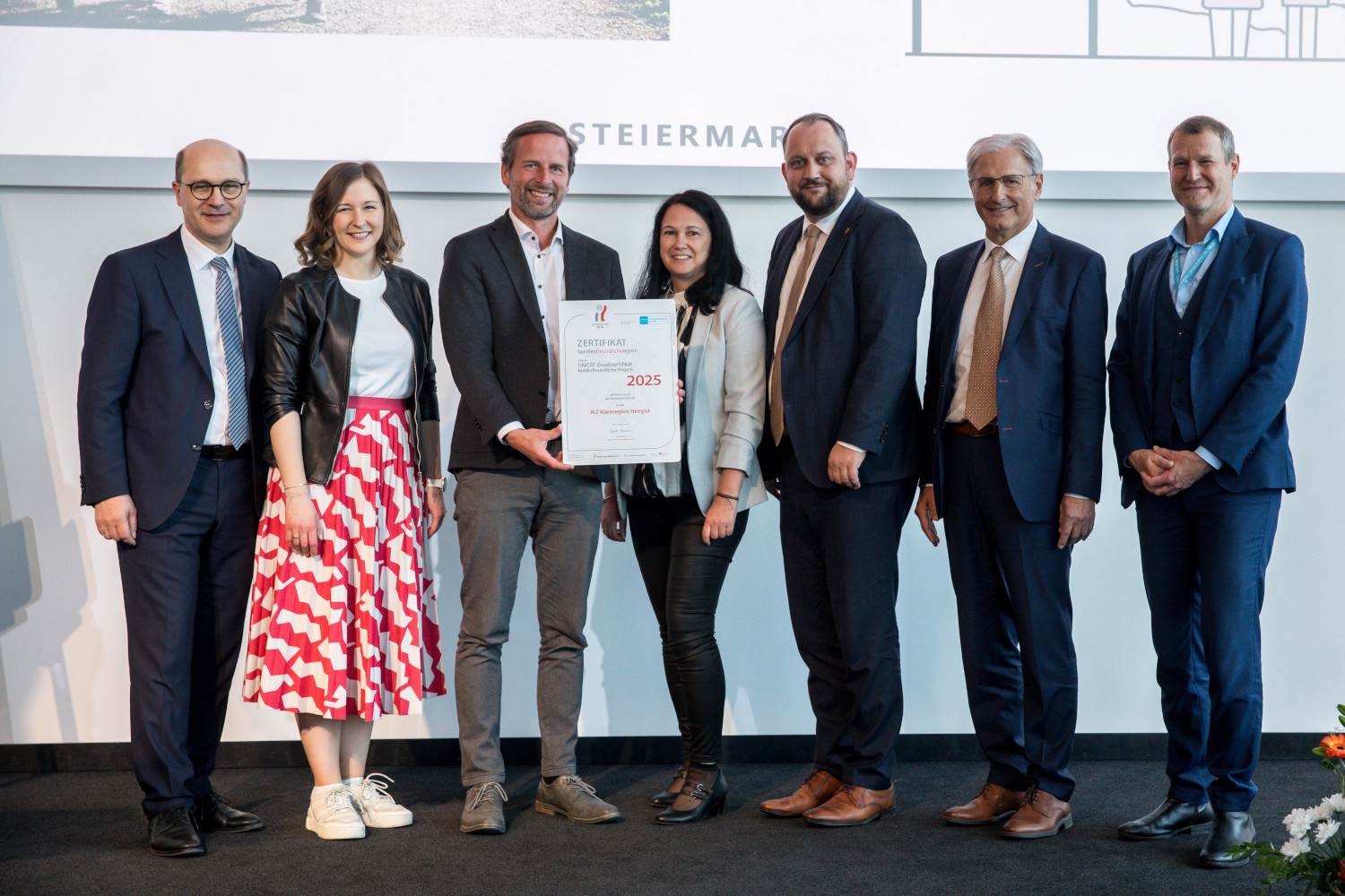 Zertifikatsübergabe an IKZ Kleinregion Hengist, v.l.n.r.: Johannes Pressl, Präsident des Österreichischen Gemeindebundes, Bundesministerin Claudia Bauer, Bgm. Manfred Rechberger (Hengsberg), Heidi Hüttinger (Hengsberg), Bgm. Christoph Grassmugg (Wildon), Vzbgm. Johann Kießner-Haiden (Lebring-St. Margarethen) & Christoph Jünger, Geschäftsführer UNICEF Österreich.