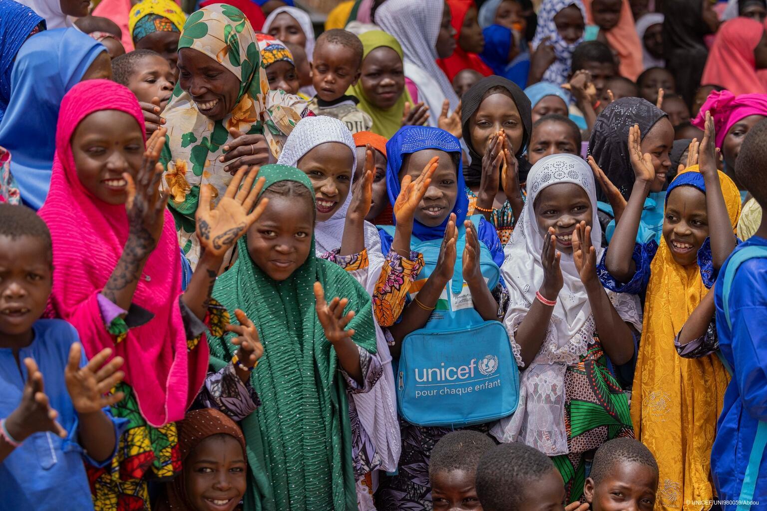 Kinder im Niger mit UNICEF Schultaschen.