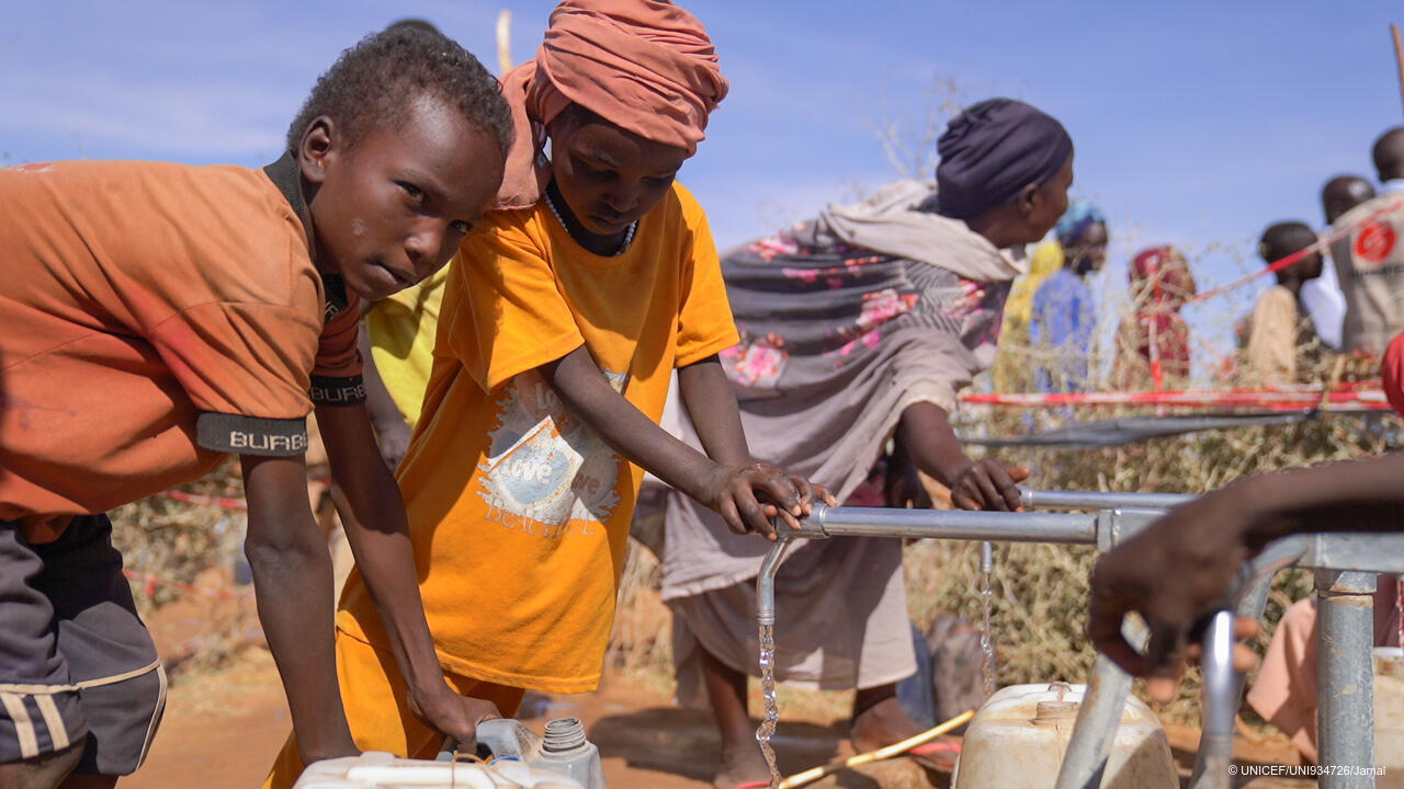 Kinder holen Wasser in Nord Darfur.