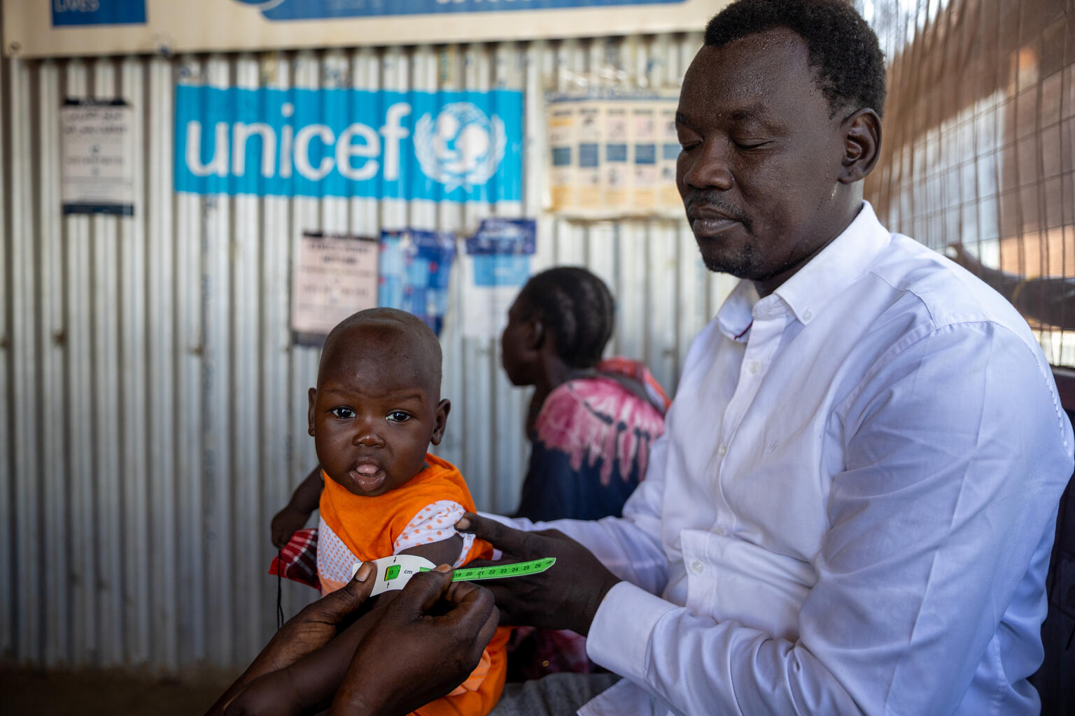 Ein Baby im Südsudan wird auf Mangelernährung untersucht.