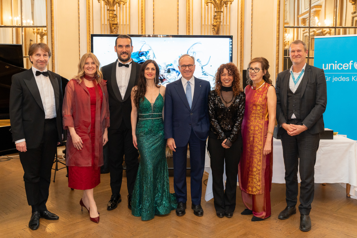 Stefano Severini (Klavier), Claudia Cordie (UNICEF Österreich), Antonio Di Matteo (Opernsänger), Alessandra Toni (Klavier), Italienische Botschafter in Österreich Giovanni Pugliese, Lucia Riccelli (Mahlerin) , Lorella Gerace (Verein Parnasia ), Christoph Jünger (UNICEF Österreich)
