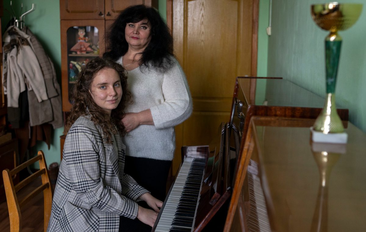 Mädchen spielt Klavier in der Ukraine.