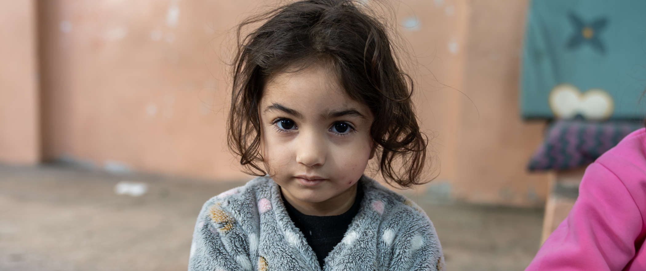 Mädchen hält Lego in einem Flüchtlingscamp im Libanon.