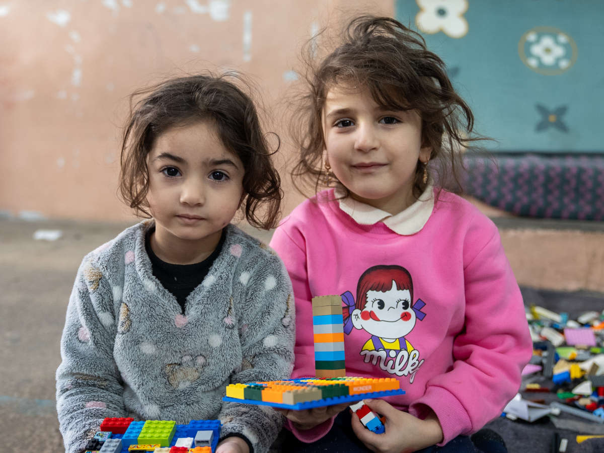 Zwei Mädchen spielen Lego in einem Schutzzentrum für Geflüchtete im Libanon.
