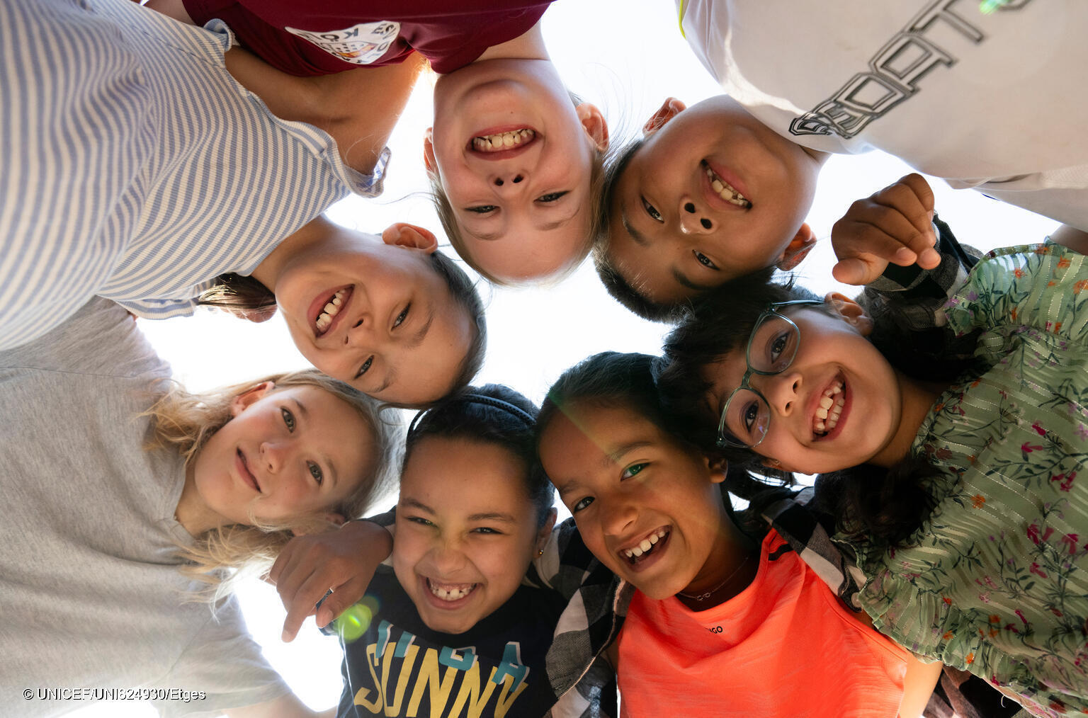 Kinder in Deutschland stehen im Kreis.