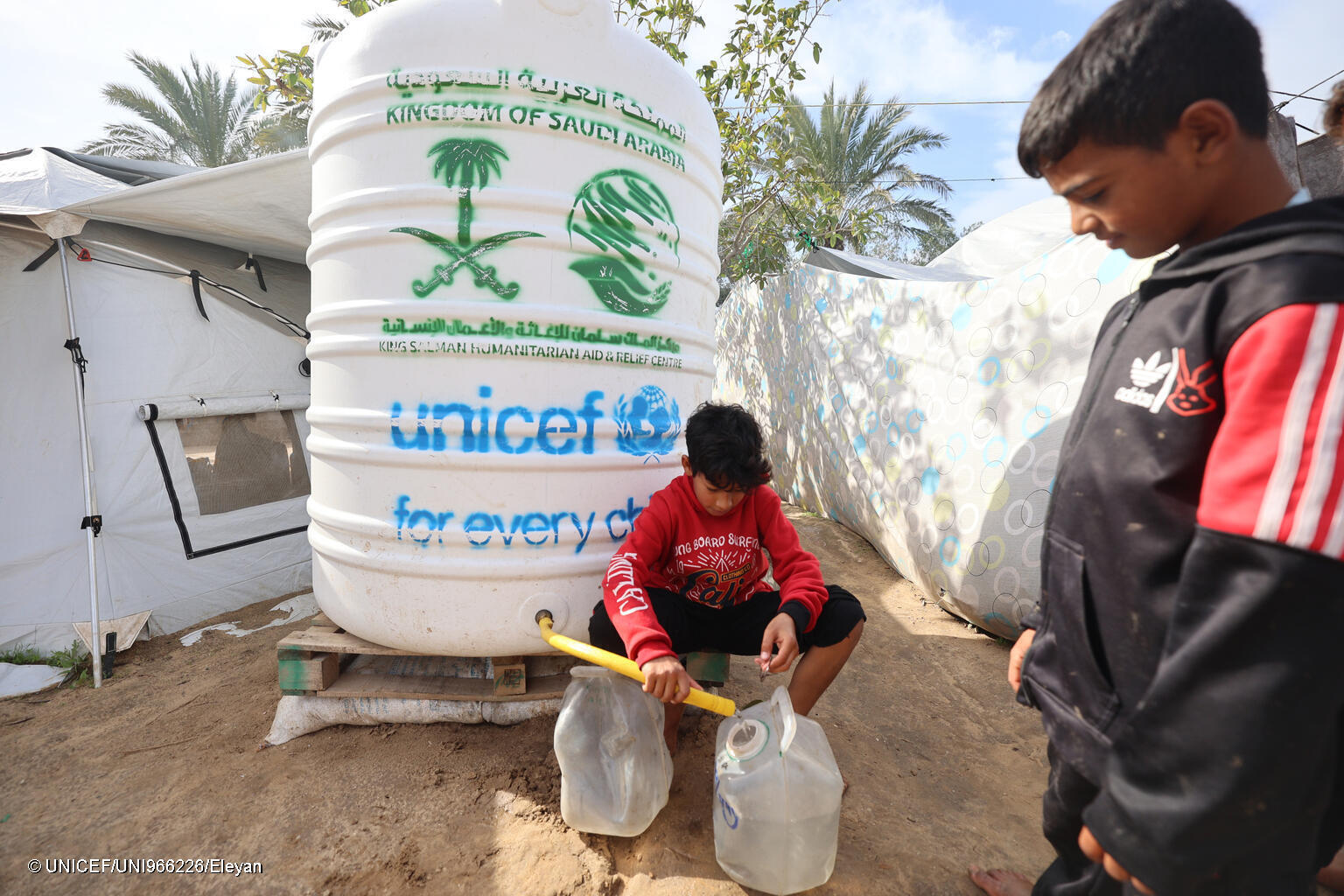 Buben holen Wasser in einer Notunterkunft im Gazastreifen.