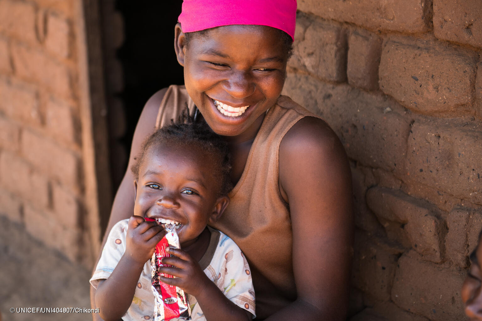 Ein Baby in Malawi bekommt RUTF.