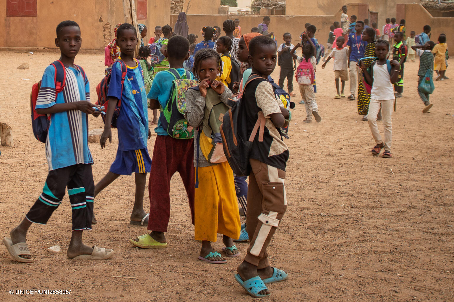 Schüler:innen in Mali auf einem Schulhof.