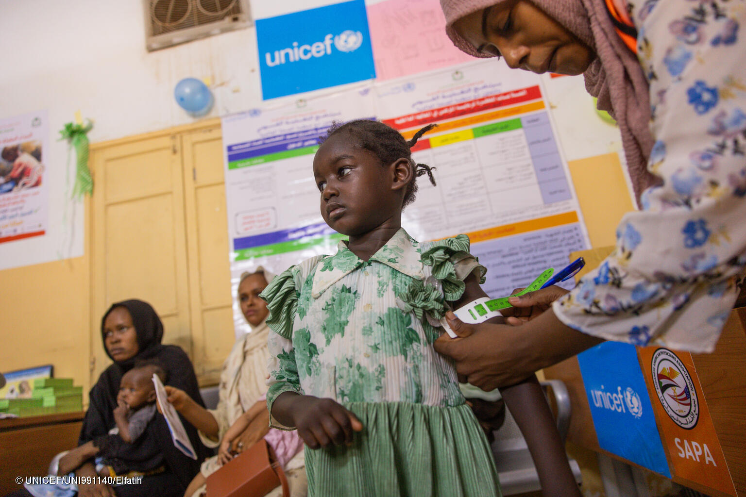 Ein Mädchen im Sudan wird auf Mangelernährung untersucht.