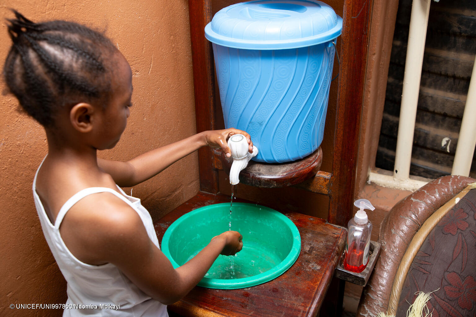 Hygiene gegen Ebola: Ein Mädchen in der DR Kongo wäscht sich die Hände.