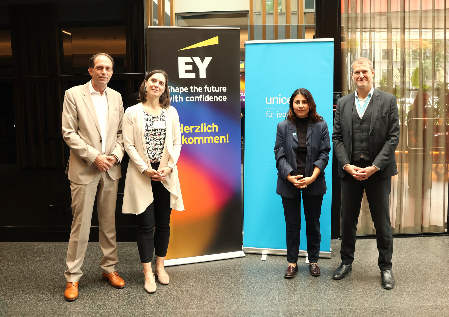 Gruppenfoto v.l.n.r. Dr. Christian Horak (Managing Partner, EY-Parthenon), Dr. Sabine Samarawickrema (Manager in Sustainability Management, EY Denkstatt Österreich), Silvia Dallabrida (UNICEF Österreich), Christoph Jünger (Geschäftsführer UNICEF Österreich).